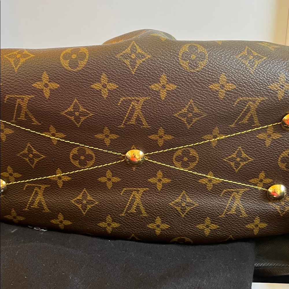 Louis Vuitton - Picture 8 of 11
